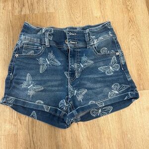 NO BOUNDARIES BUTTERFLY STRETCHY JEAN SHORTS
